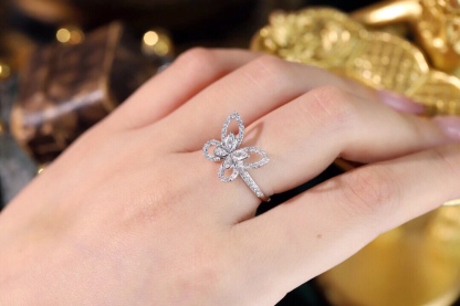 18k Gold Ring, Butterfly Design, Inlaid with 0.45ct Natural Diamond