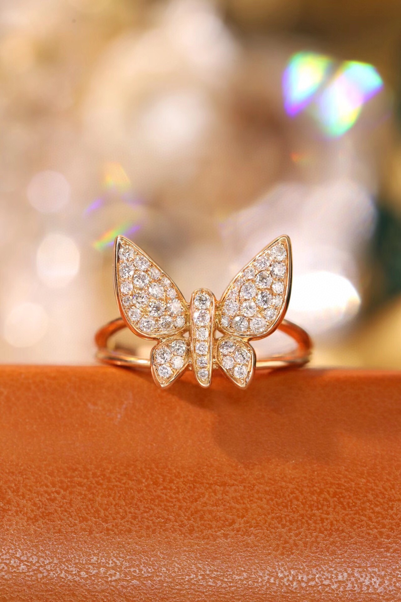 18k Gold Ring, Butterfly Design, Inlaid with 0.45ct Natural Diamond