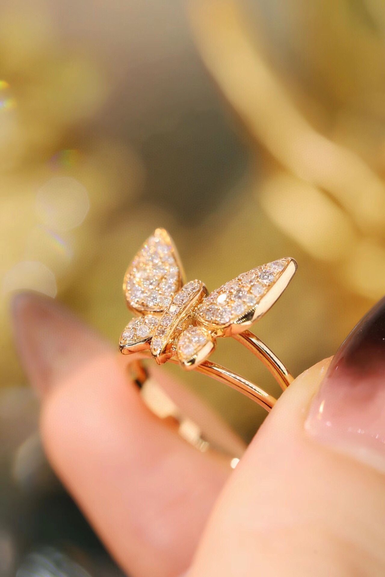 18k Gold Ring, Butterfly Design, Inlaid with 0.45ct Natural Diamond