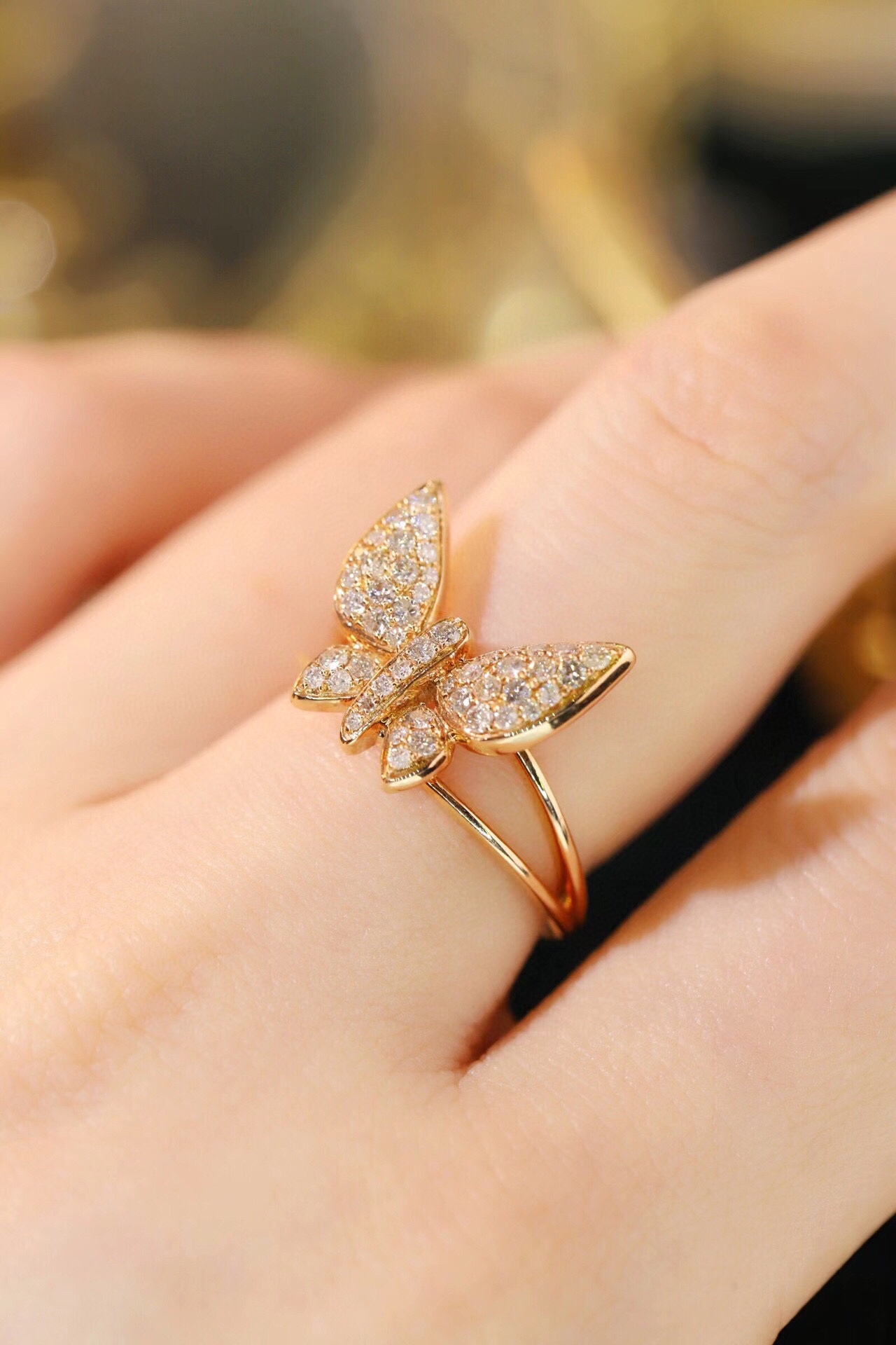 18k Gold Ring, Butterfly Design, Inlaid with 0.45ct Natural Diamond