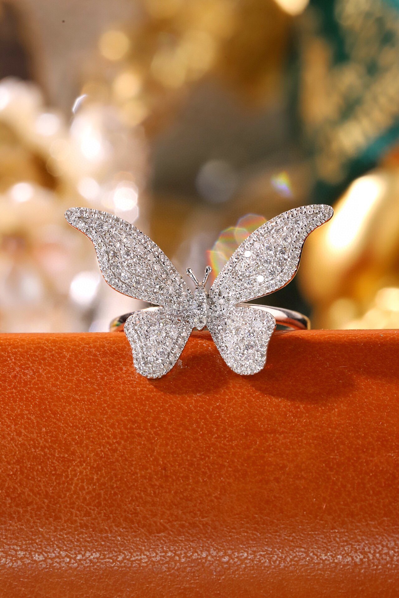 18k Gold Ring, Butterfly Design, Inlaid with 0.60ct Natural Diamond