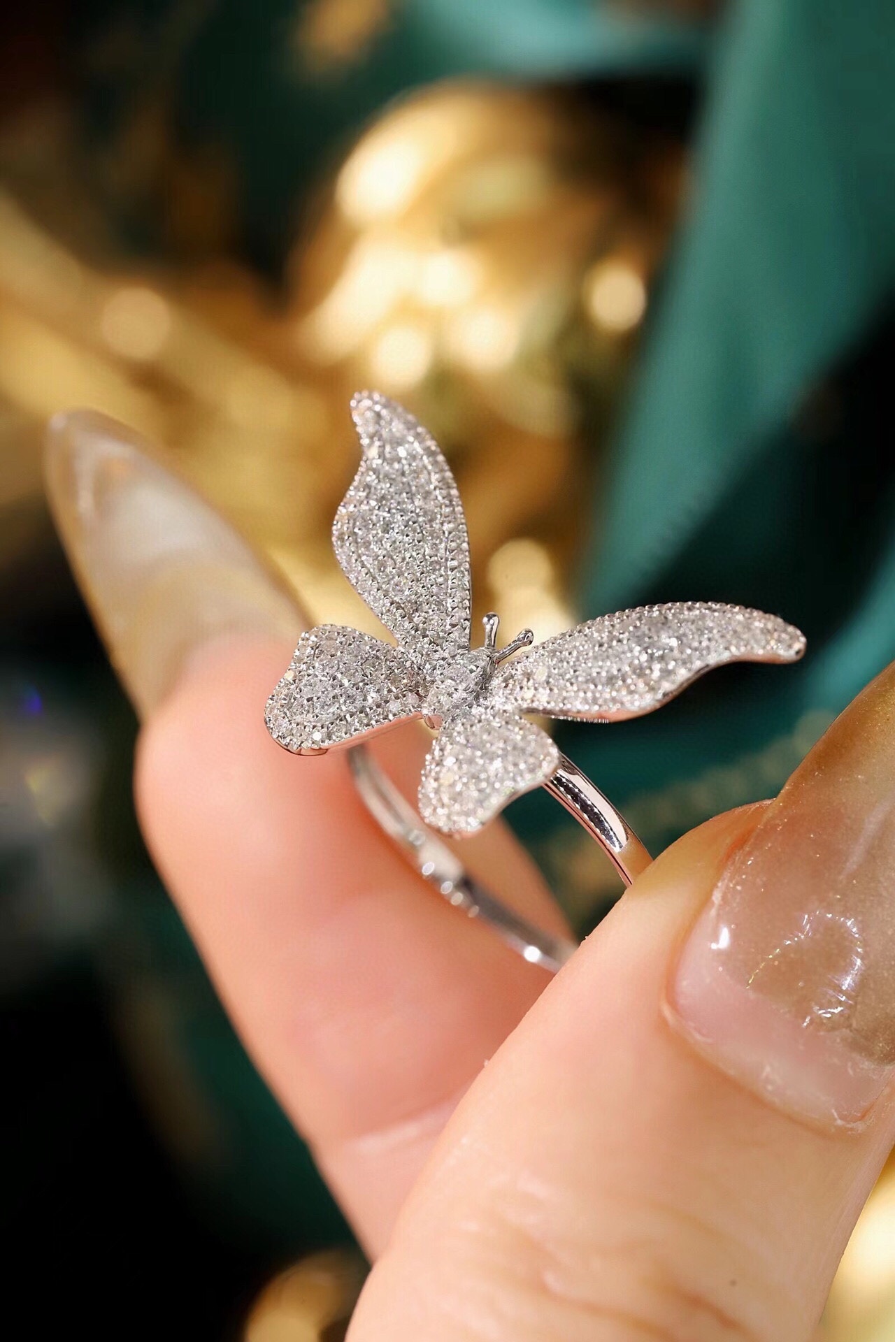 18k Gold Ring, Butterfly Design, Inlaid with 0.60ct Natural Diamond