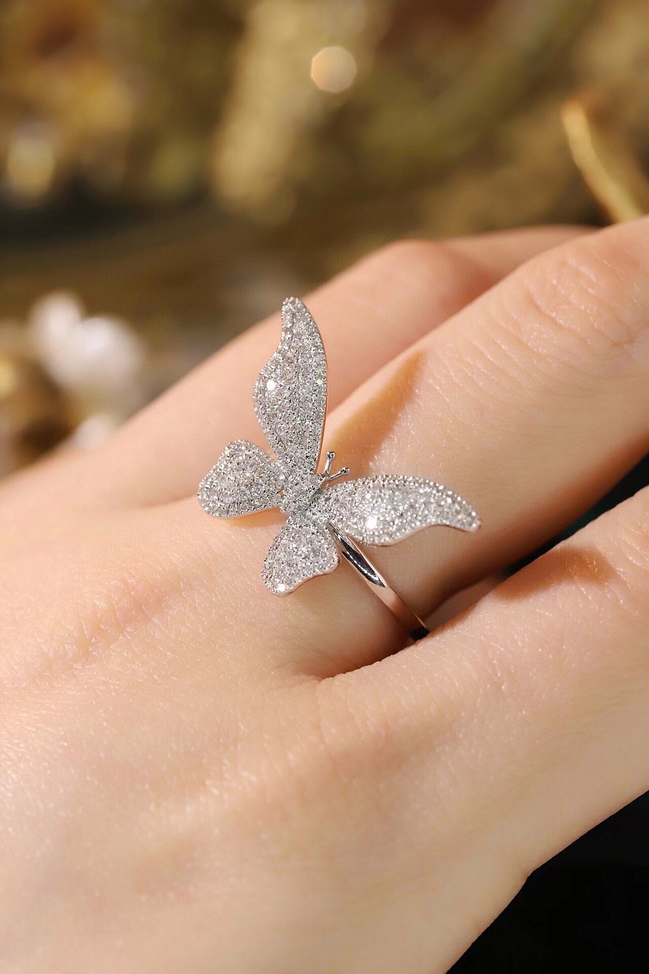 18k Gold Ring, Butterfly Design, Inlaid with 0.60ct Natural Diamond