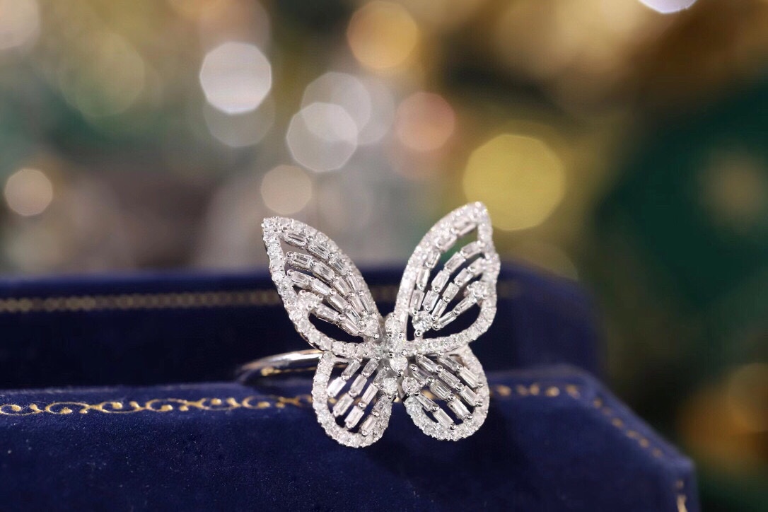 18k Gold Ring, Butterfly Design, Inlaid with 0.80ct Natural Diamond