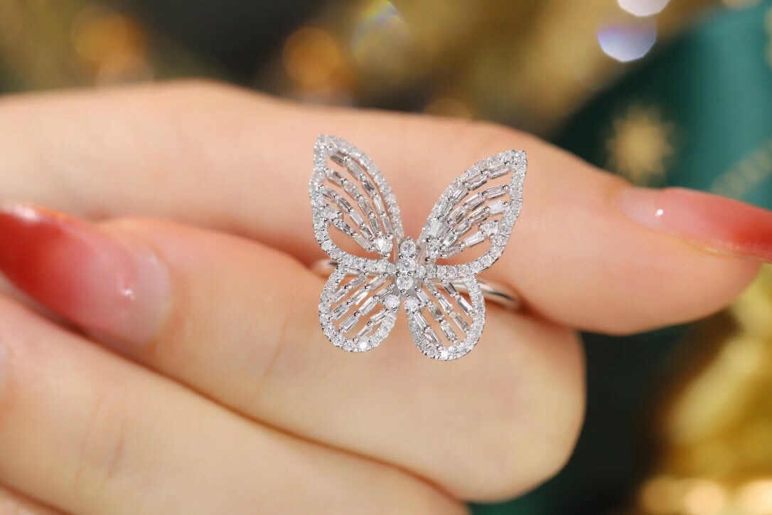 18k Gold Ring, Butterfly Design, Inlaid with 0.80ct Natural Diamond