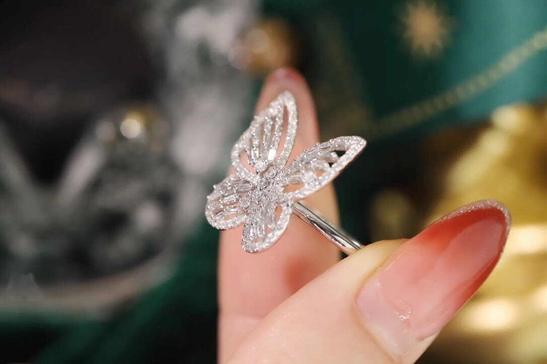 18k Gold Ring, Butterfly Design, Inlaid with 0.80ct Natural Diamond