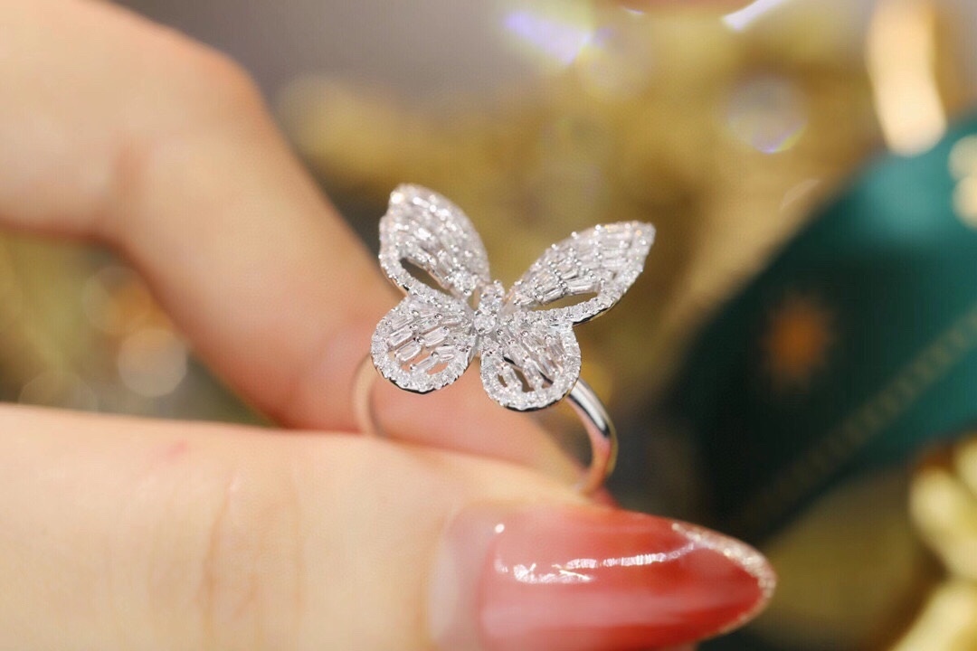18k Gold Ring, Butterfly Design, Inlaid with 0.80ct Natural Diamond