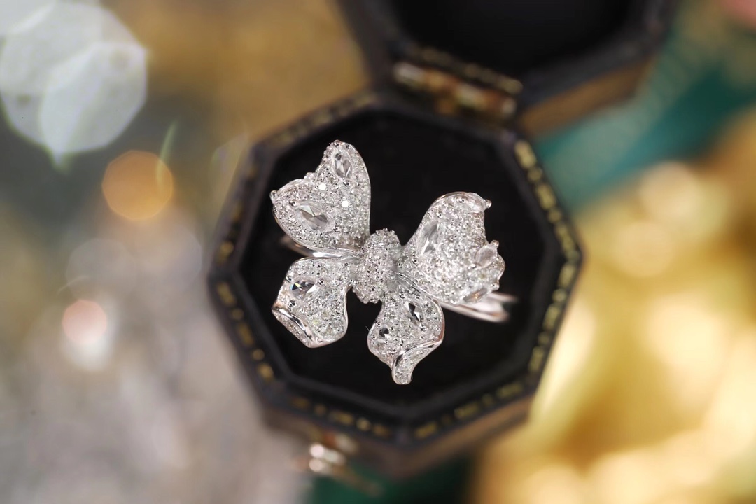 18k Gold Ring with Butterfly Design, Inlaid with Sapphires and 0.85ct Diamonds