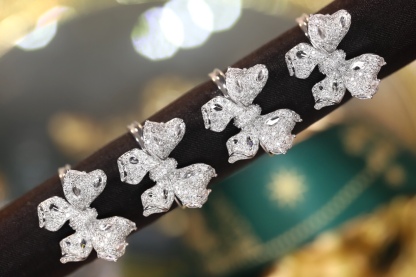 18k Gold Ring with Butterfly Design, Inlaid with Sapphires and 0.85ct Diamonds