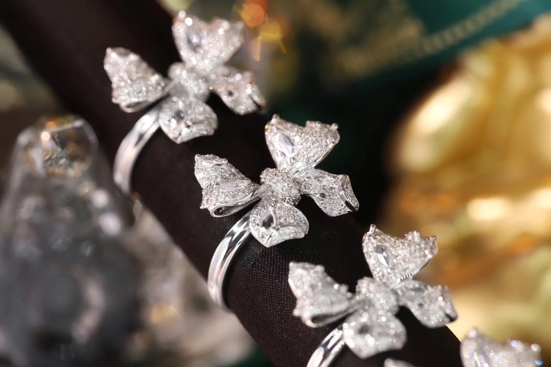 18k Gold Ring with Butterfly Design, Inlaid with Sapphires and 0.85ct Diamonds