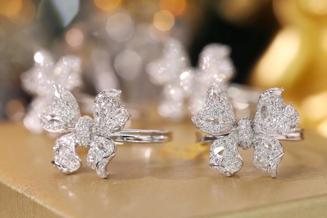 18k Gold Ring with Butterfly Design, Inlaid with Sapphires and 0.85ct Diamonds