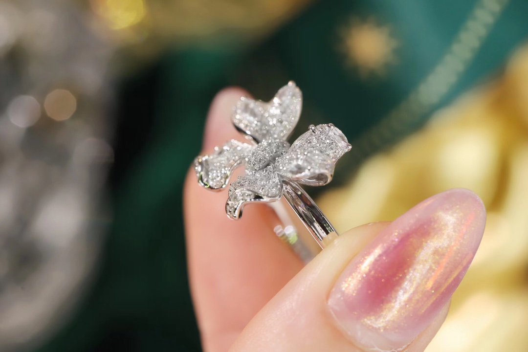 18k Gold Ring with Butterfly Design, Inlaid with Sapphires and 0.85ct Diamonds