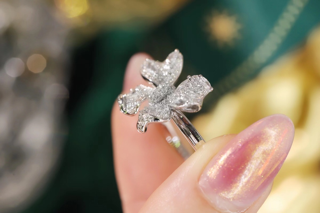 18k Gold Ring with Butterfly Design, Inlaid with Sapphires and 0.85ct Diamonds