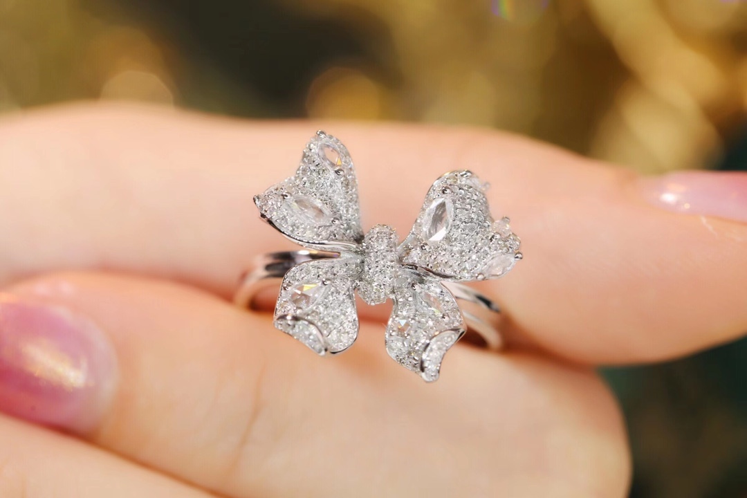 18k Gold Ring with Butterfly Design, Inlaid with Sapphires and 0.85ct Diamonds