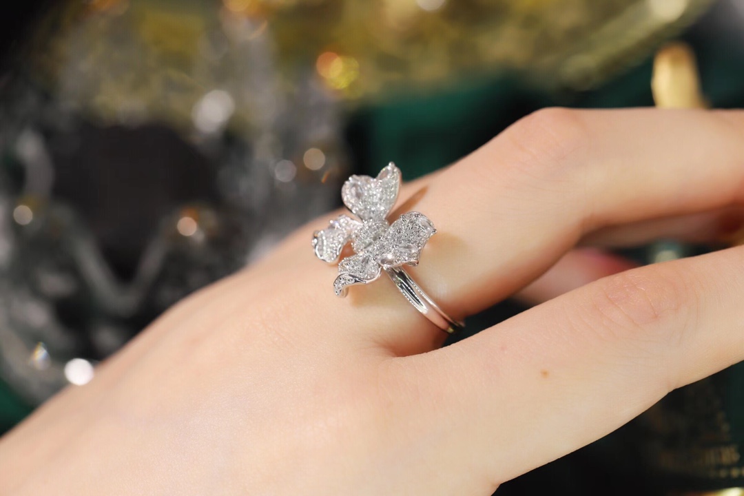 18k Gold Ring with Butterfly Design, Inlaid with Sapphires and 0.85ct Diamonds