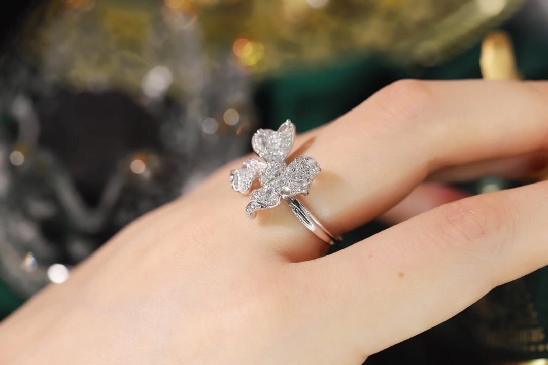 18k Gold Ring with Butterfly Design, Inlaid with Sapphires and 0.85ct Diamonds