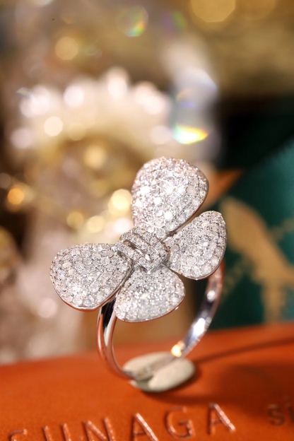 18k Gold Ring, Butterfly Design, Inlaid with 1.20ct Natural Diamond