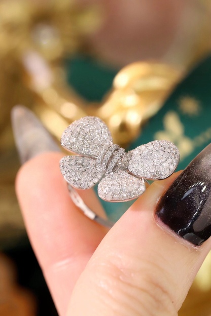18k Gold Ring, Butterfly Design, Inlaid with 1.20ct Natural Diamond