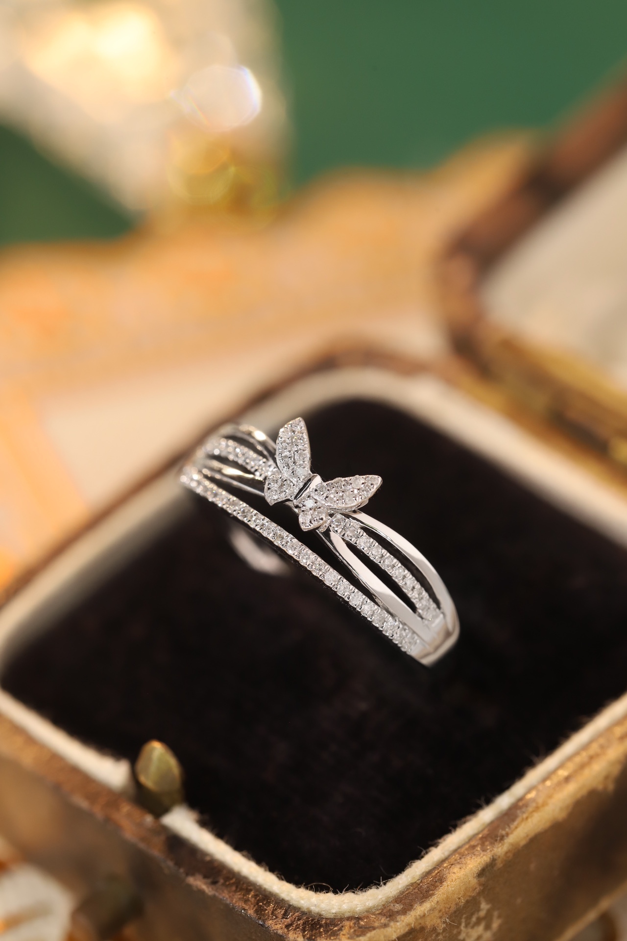 18k Gold Ring, Butterfly Design, Inlaid with 0.15ct Natural Diamond