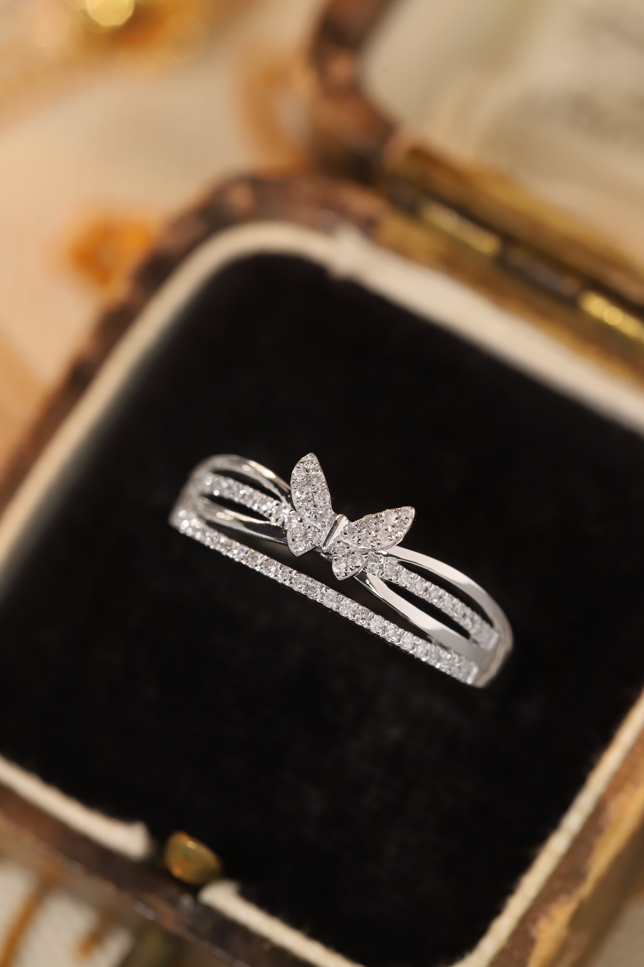 18k Gold Ring, Butterfly Design, Inlaid with 0.15ct Natural Diamond