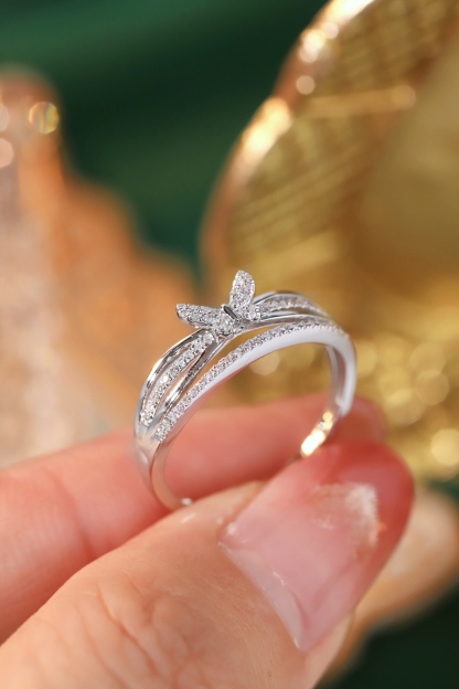 18k Gold Ring, Butterfly Design, Inlaid with 0.15ct Natural Diamond
