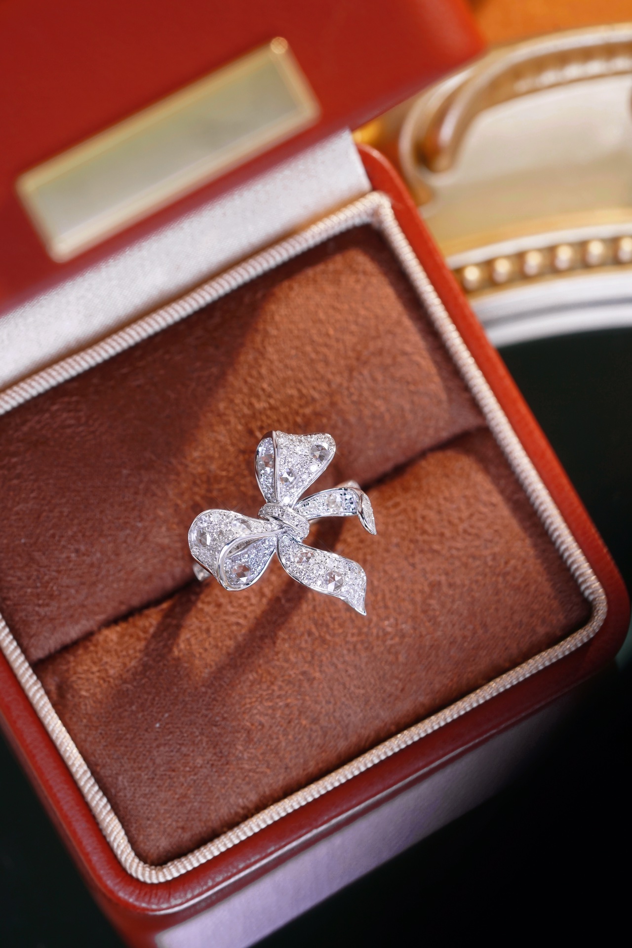 18k gold ring with a bow design, featuring a 0.75ct Rose cut diamond