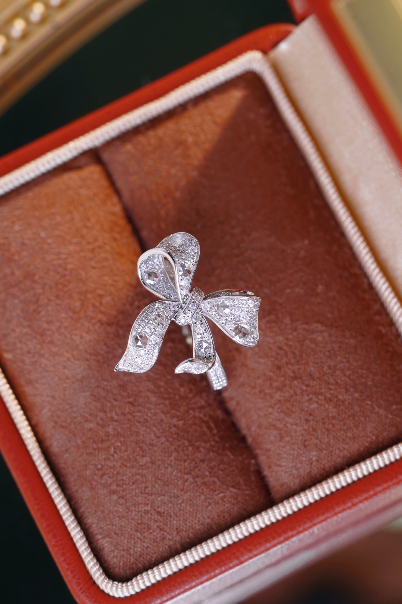 18k gold ring with a bow design, featuring a 0.75ct Rose cut diamond