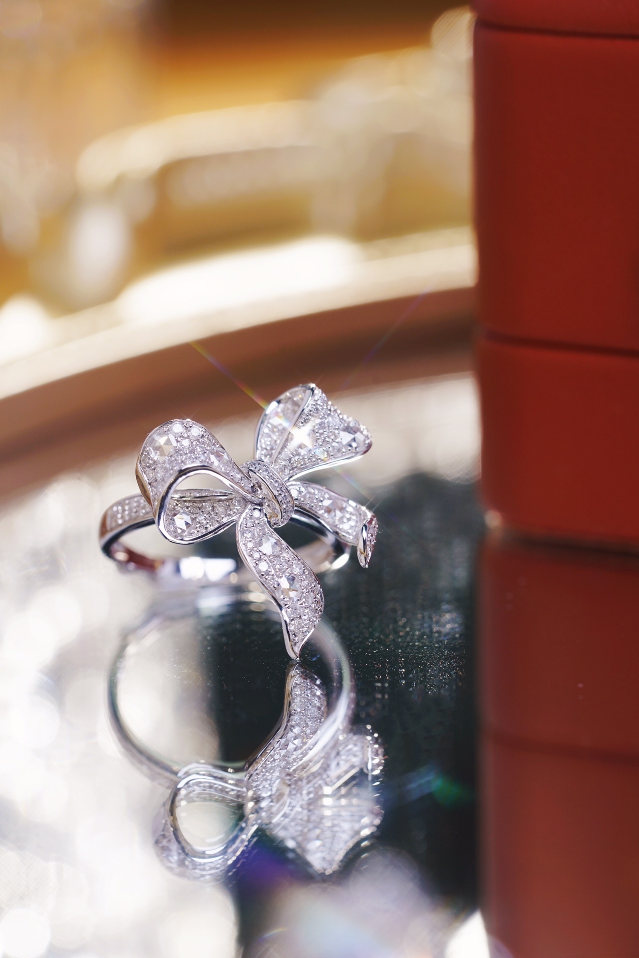 18k gold ring with a bow design, featuring a 0.75ct Rose cut diamond