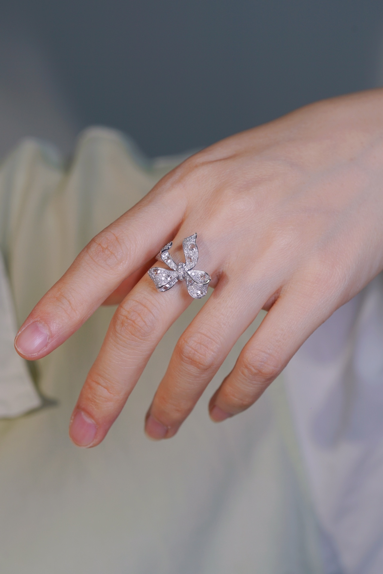 18k gold ring with a bow design, featuring a 0.75ct Rose cut diamond