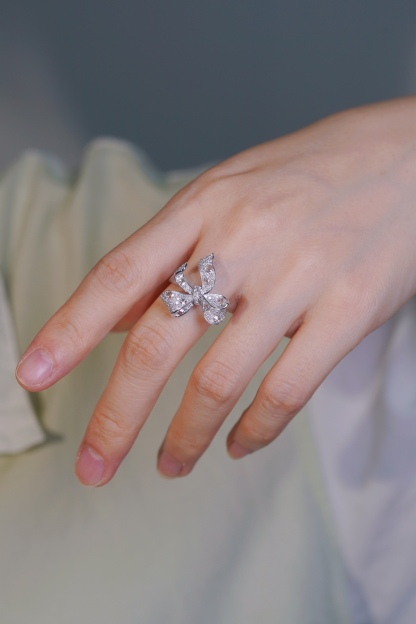 18k gold ring with a bow design, featuring a 0.75ct Rose cut diamond