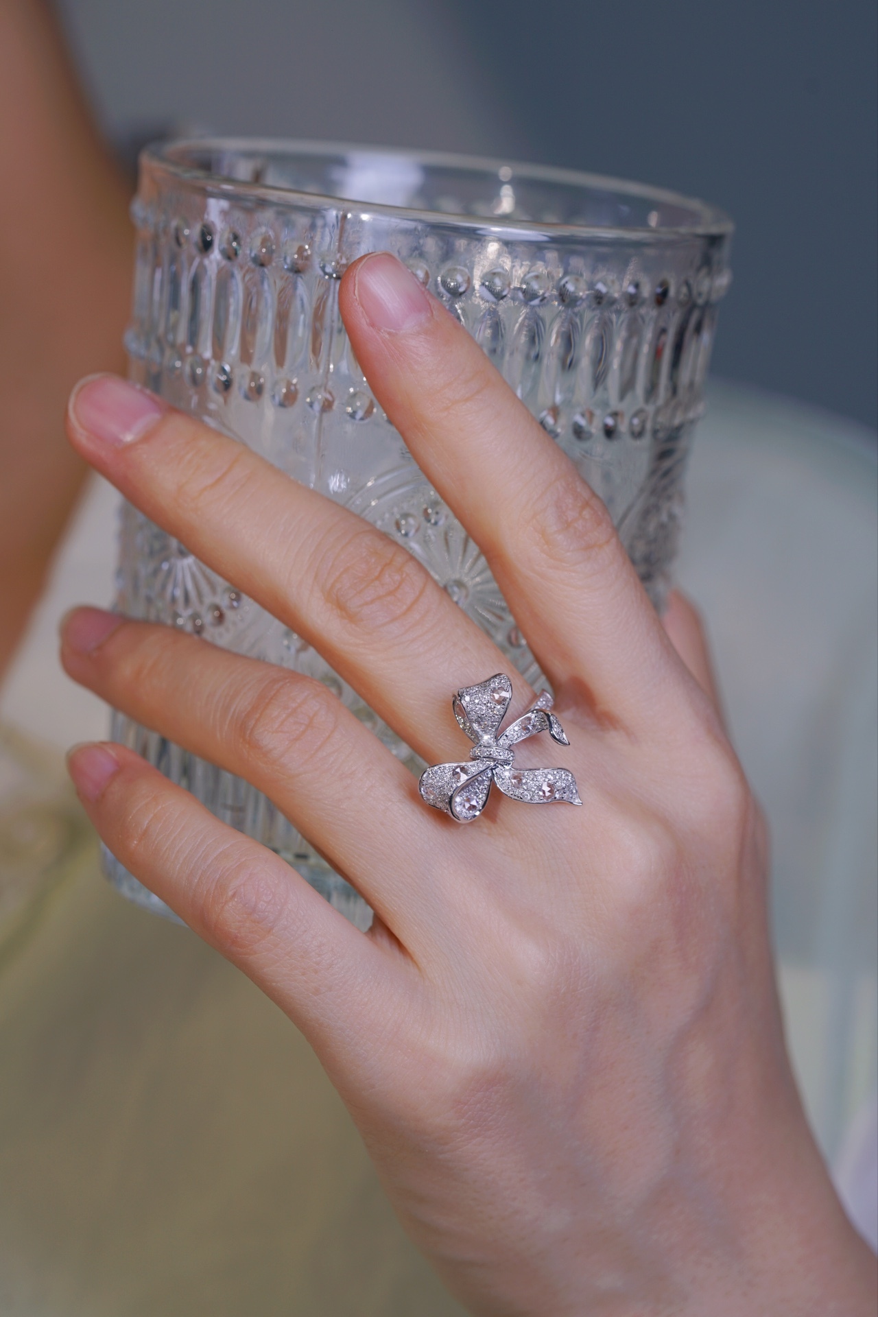 18k gold ring with a bow design, featuring a 0.75ct Rose cut diamond