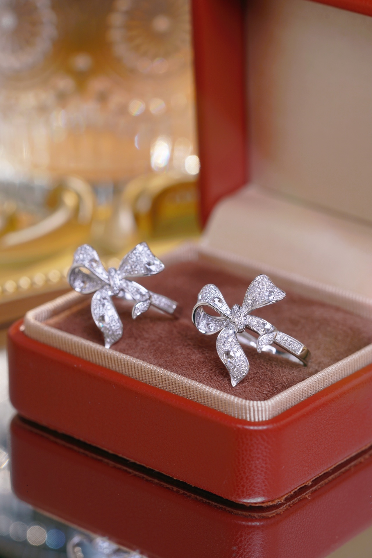 18k gold ring with a bow design, featuring a 0.75ct Rose cut diamond