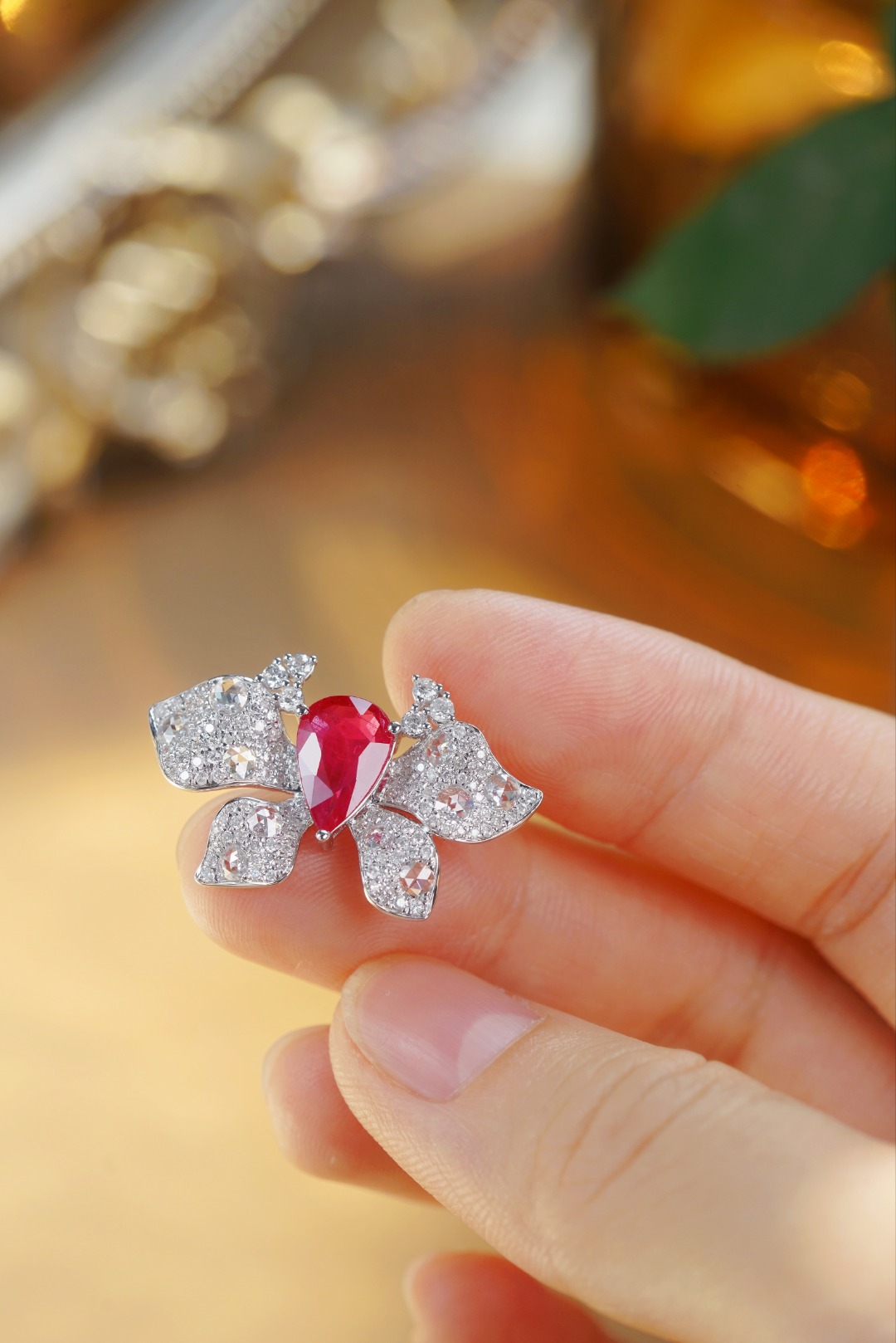 18k gold pendant in butterfly shape, set with 1.84ct natural ruby and 1.10ct natural main stone(chain not included)