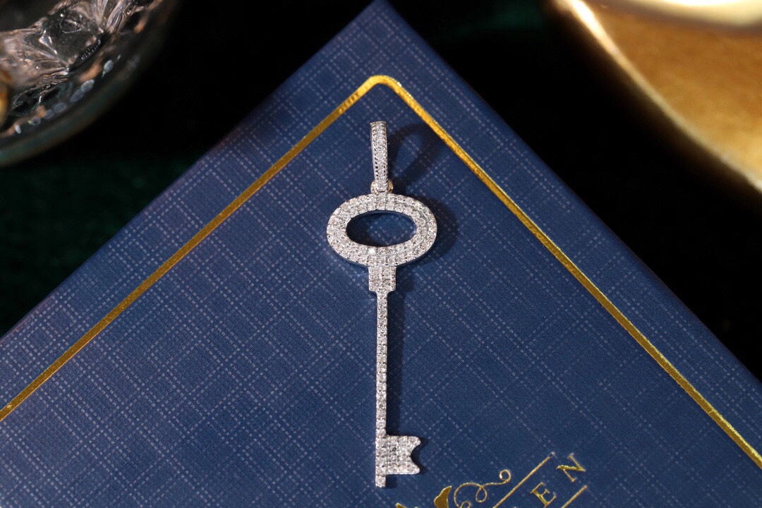 18k Gold Pendant in Key Shape, Inlaid with 0.25ct Natural Diamond (chain not included)