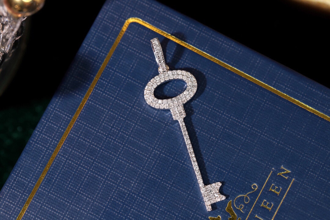 18k Gold Pendant in Key Shape, Inlaid with 0.25ct Natural Diamond (chain not included)