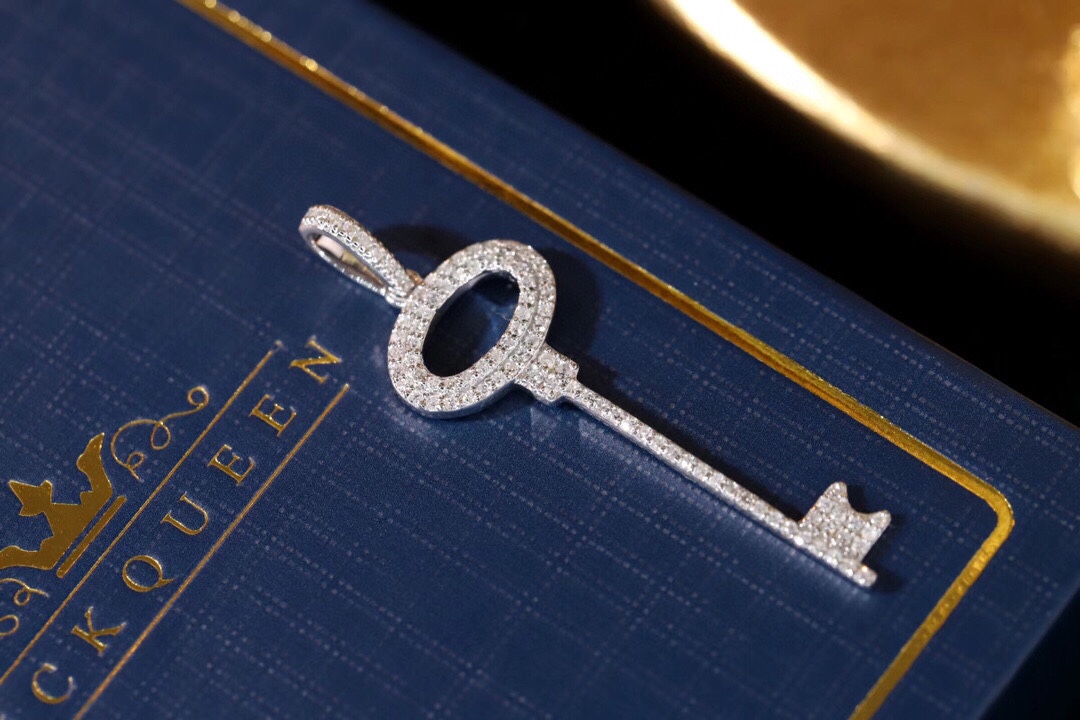 18k Gold Pendant in Key Shape, Inlaid with 0.25ct Natural Diamond (chain not included)