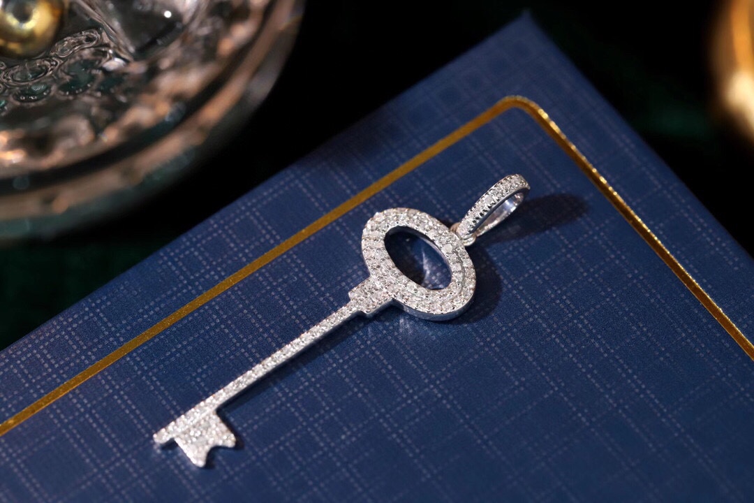 18k Gold Pendant in Key Shape, Inlaid with 0.25ct Natural Diamond (chain not included)