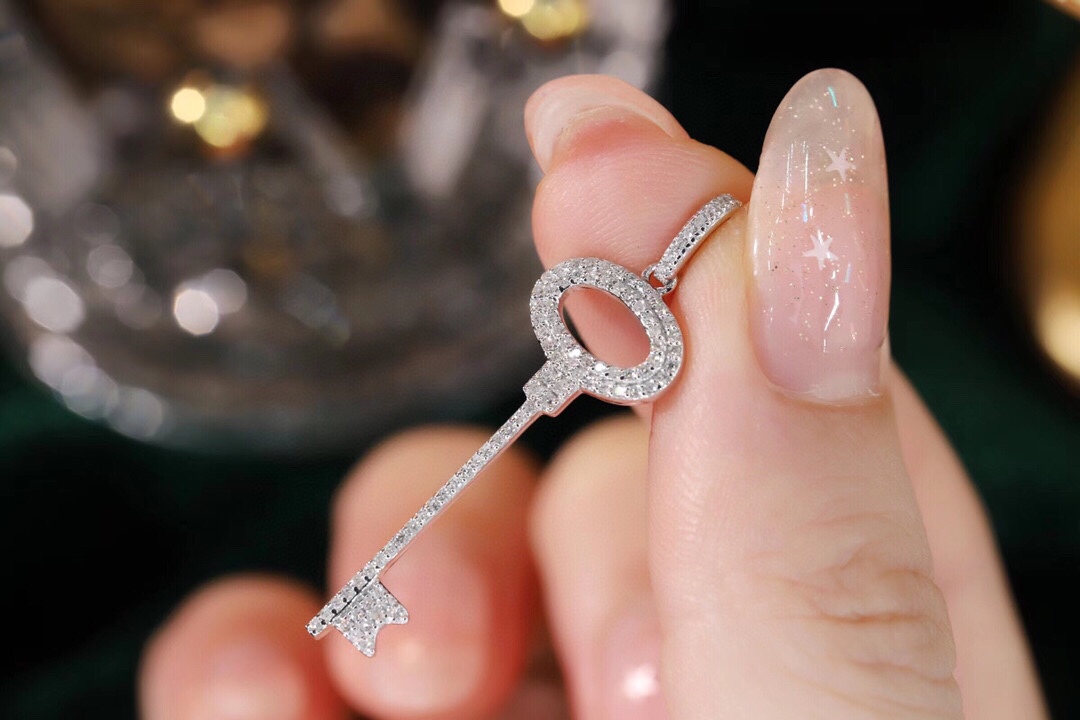 18k Gold Pendant in Key Shape, Inlaid with 0.25ct Natural Diamond (chain not included)