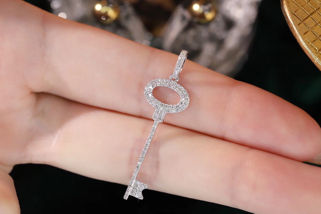 18k Gold Pendant in Key Shape, Inlaid with 0.25ct Natural Diamond (chain not included)