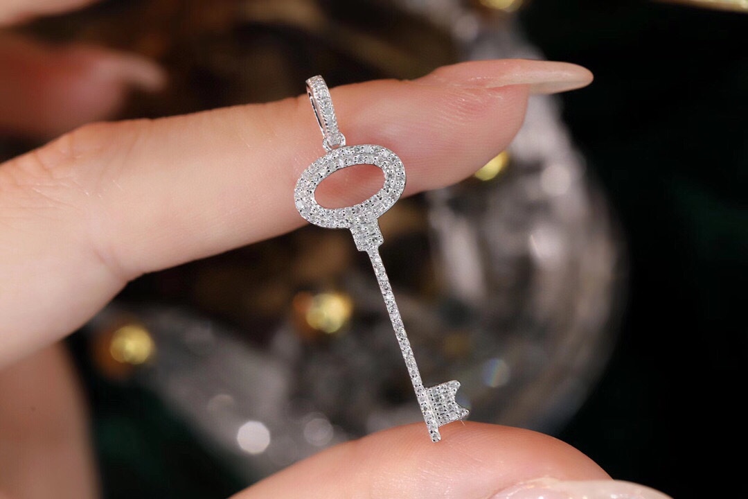 18k Gold Pendant in Key Shape, Inlaid with 0.25ct Natural Diamond (chain not included)