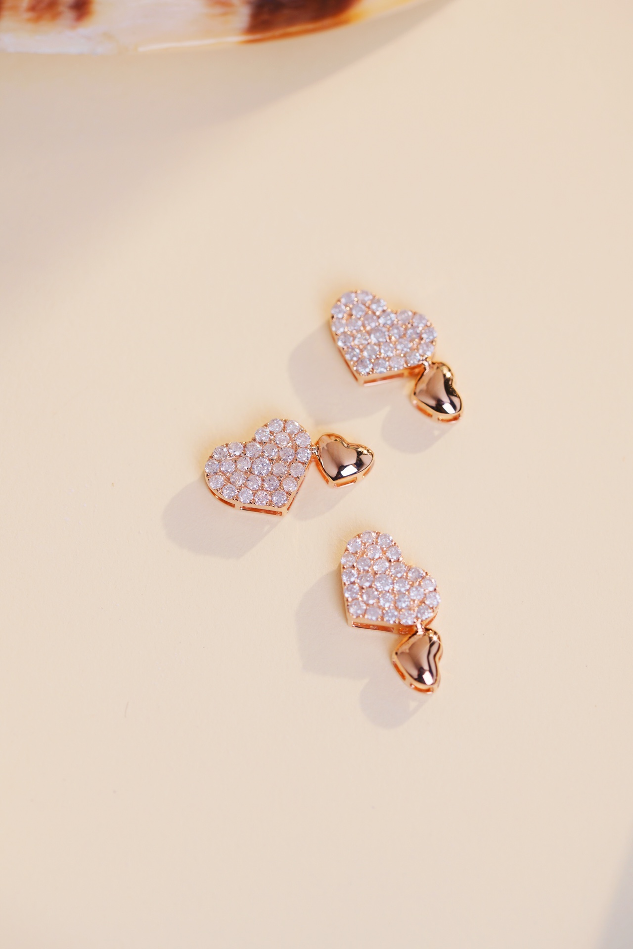 18k Gold Pendant in Heart Shape, Inlaid with 0.33ct Natural Diamond (chain not included)