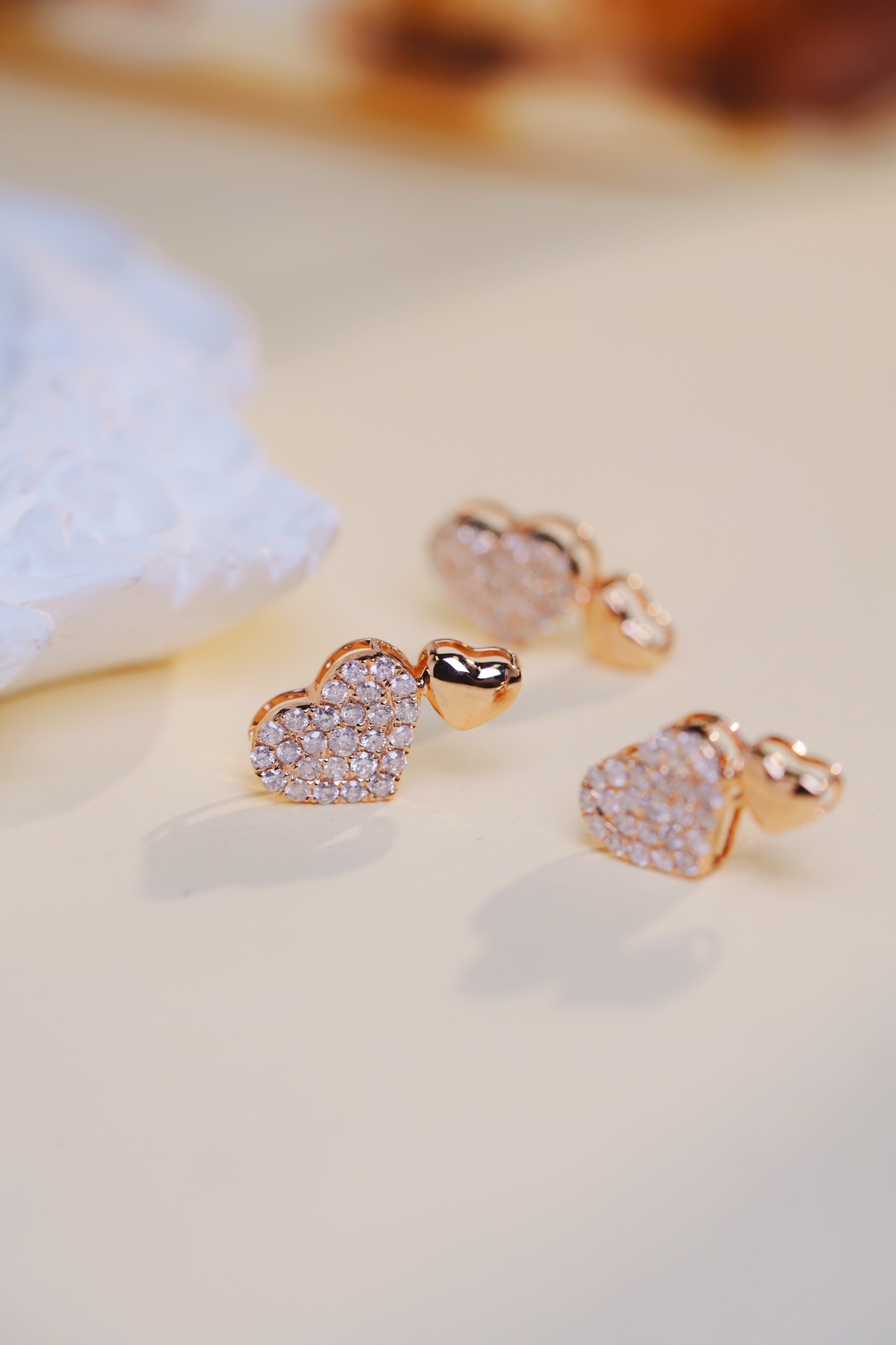 18k Gold Pendant in Heart Shape, Inlaid with 0.33ct Natural Diamond (chain not included)