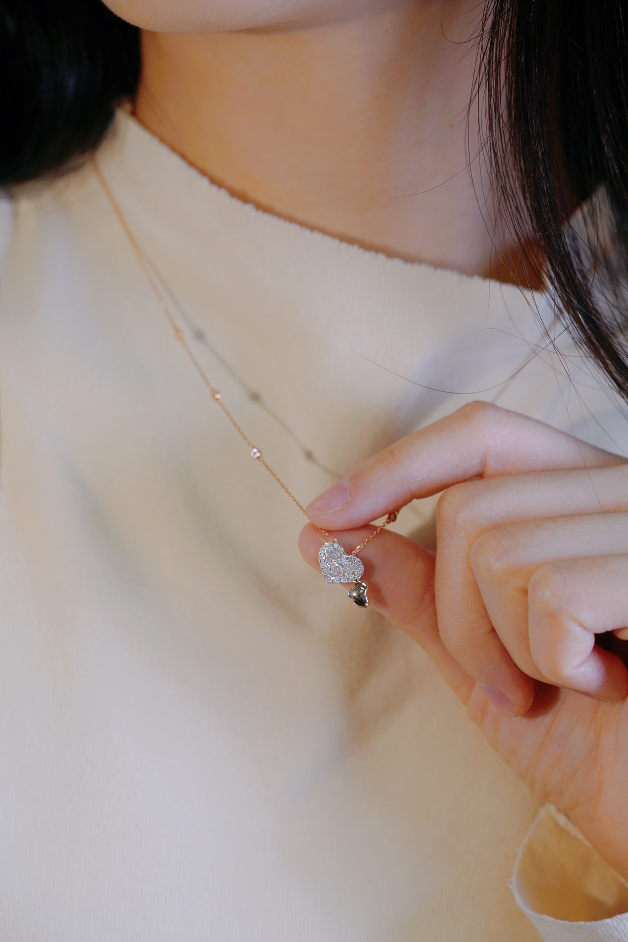 18k Gold Pendant in Heart Shape, Inlaid with 0.33ct Natural Diamond (chain not included)