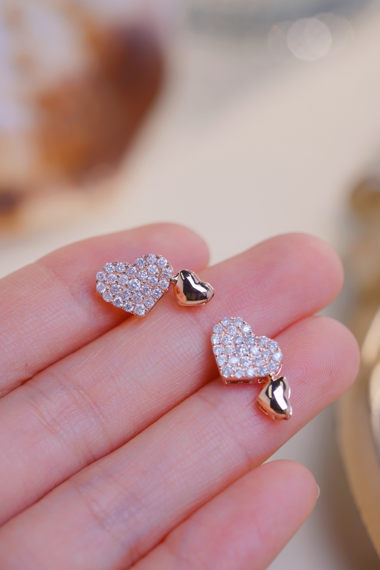 18k Gold Pendant in Heart Shape, Inlaid with 0.33ct Natural Diamond (chain not included)