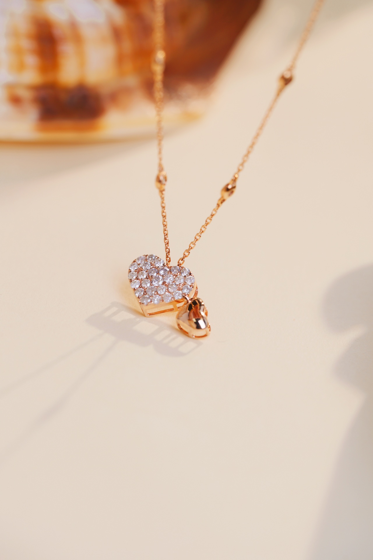 18k Gold Pendant in Heart Shape, Inlaid with 0.33ct Natural Diamond (chain not included)
