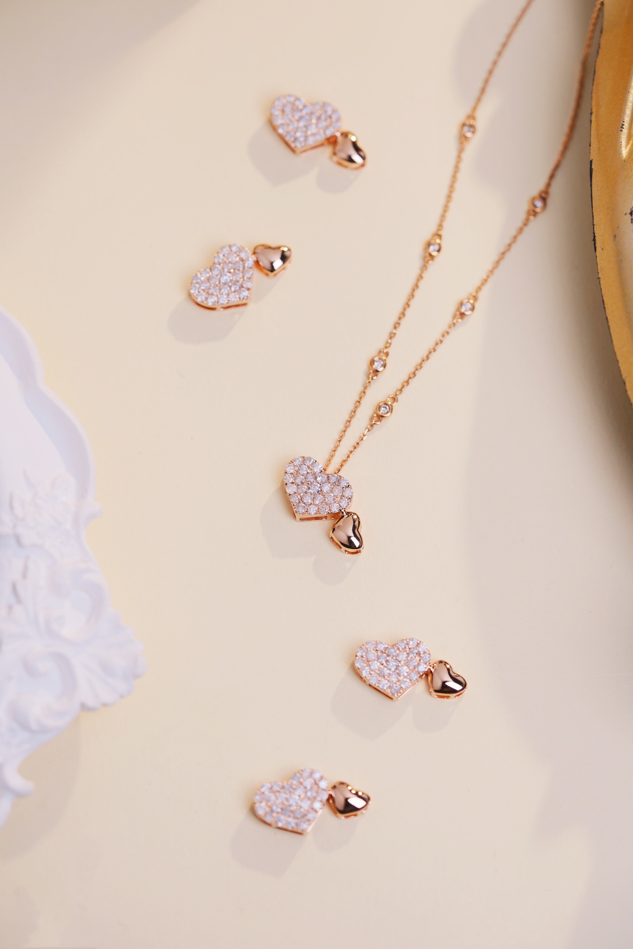 18k Gold Pendant in Heart Shape, Inlaid with 0.33ct Natural Diamond (chain not included)