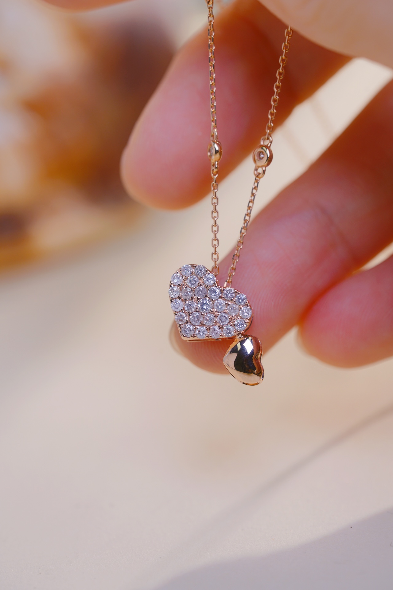 18k Gold Pendant in Heart Shape, Inlaid with 0.33ct Natural Diamond (chain not included)