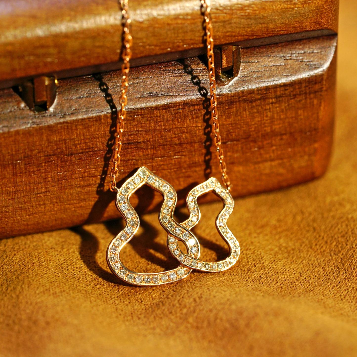 18k Gold Gourd Necklace Set with 0.30ct Natural Diamond