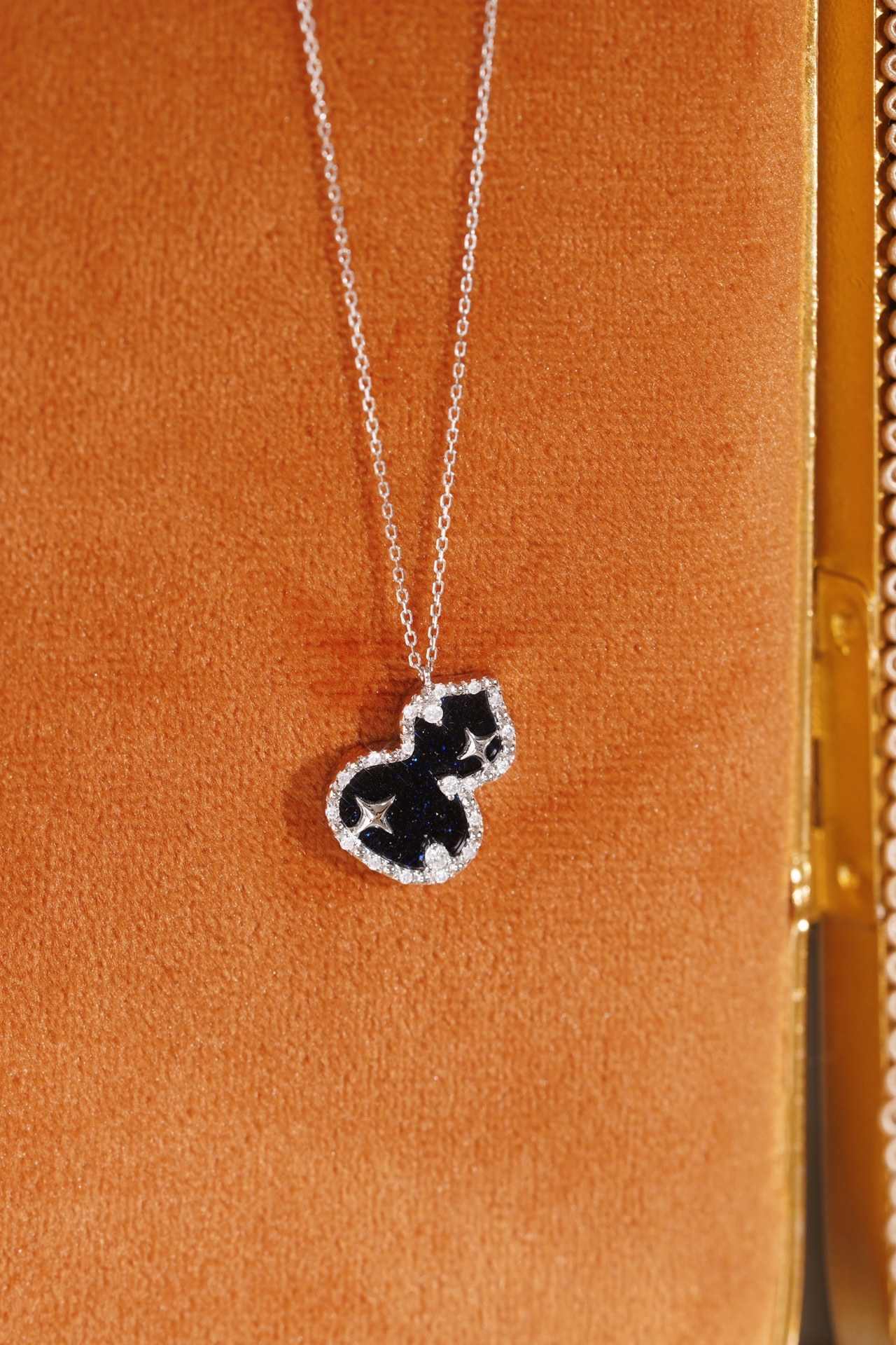 18k Gold Gourd Necklace Set with 0.15ct Natural Diamond