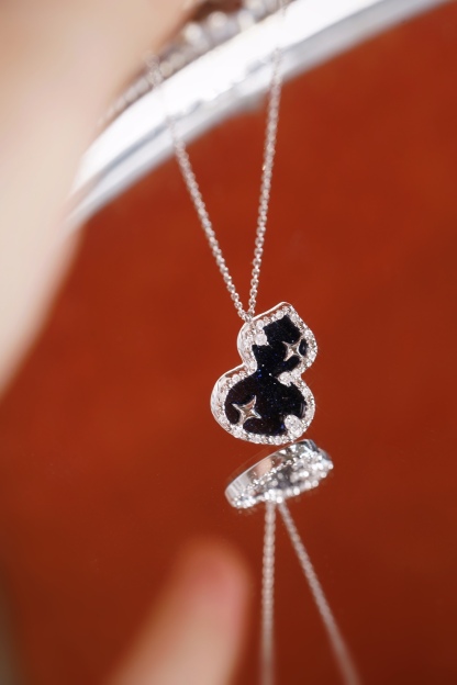 18k Gold Gourd Necklace Set with 0.15ct Natural Diamond